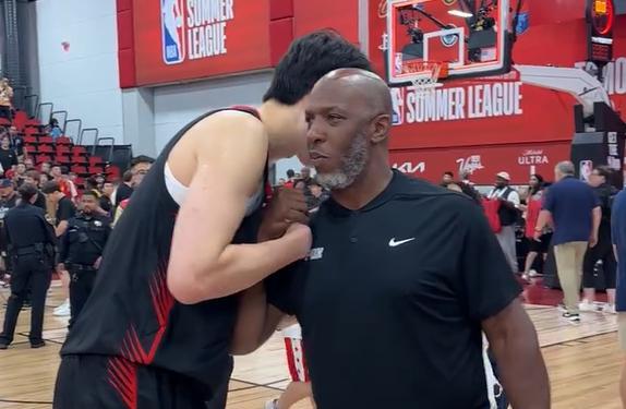 华体会网页-比卢普斯赛后和杨瀚森相互握手致以问候并鼓励道:还不错的!