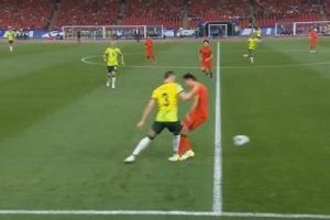 身背一黄的李磊开场第1分钟凶狠上抢,对方球员痛苦倒地