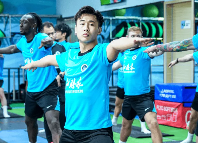 华体会网页-新鹏城官方：戴伟浚左膝外侧半月板撕裂进行手术，康复期6周