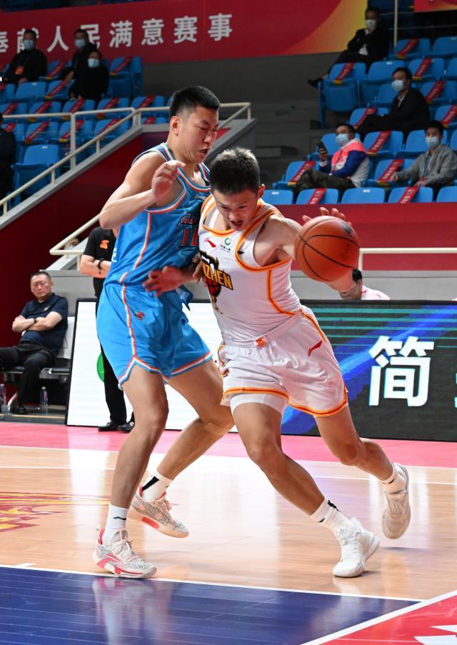 华体会app官网-身披深圳球衣开启第17季 周鹏努力拥抱新角色